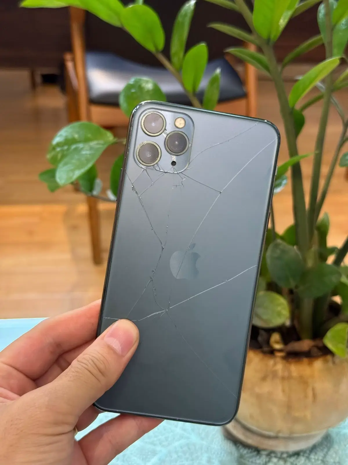 11prm 256gb vỡ lưng 1tr300k trả thẳng không trả góp ,trả trước #iphone #thanhlyiphone 