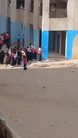 🚨 سقوط فتاة من الطابق الرابع بمدرسة بشتيل التعليم الأساسي وسط صراخ من التلاميذ - تم نقل الفتاة إلى المستشفى لتلقي العلاج وهي الآن على قيد الحياة . #أحداث_الجمهورية 