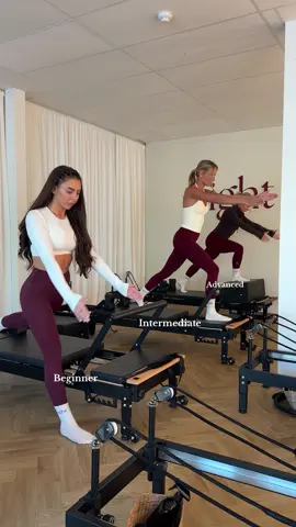 Another lunge variation 🫶🏼🩵 #reformer #pilates #reformerpilates #pilatesstudio 