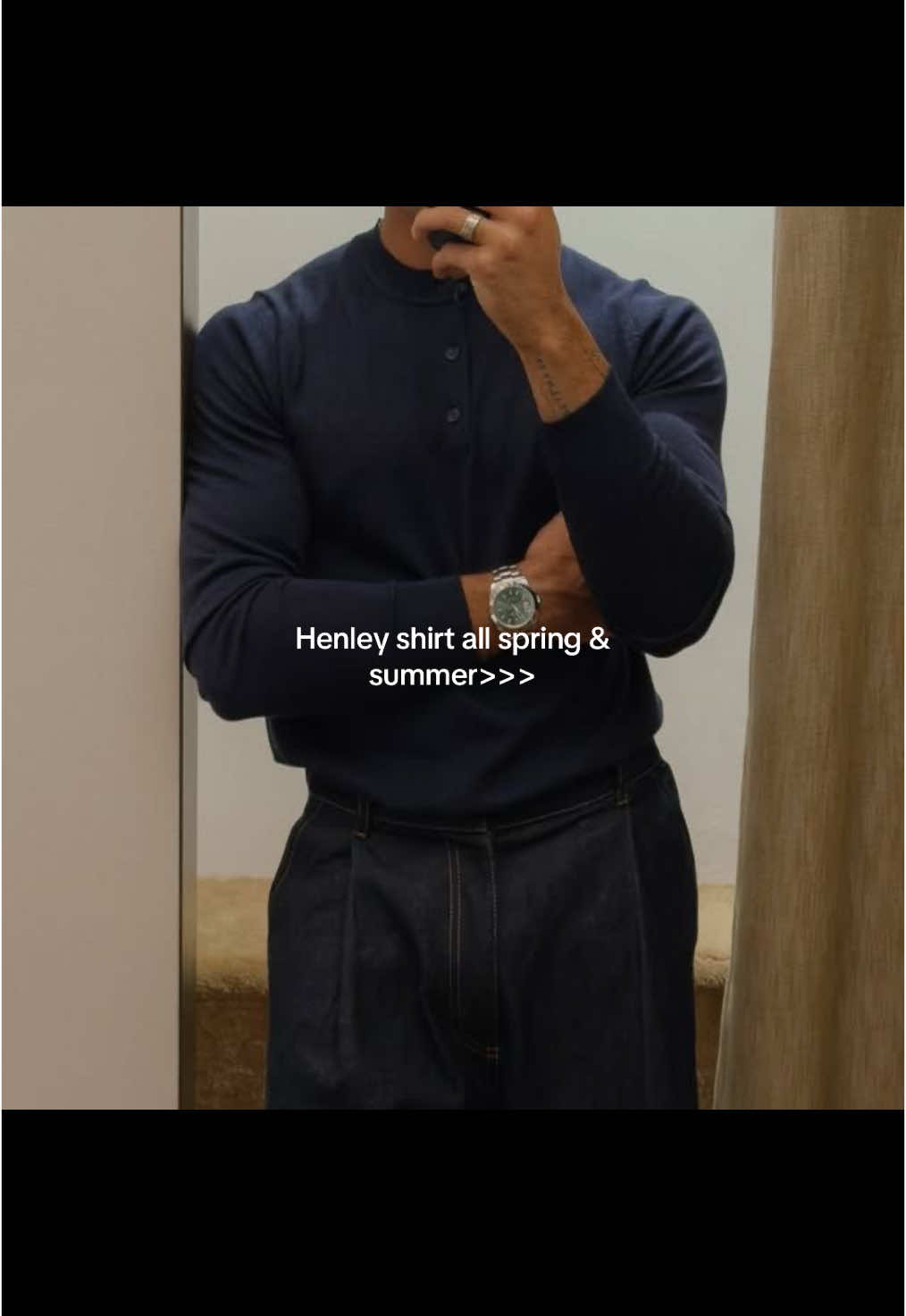 Une pièce parfaite pour le printemps et l’été ! Un intemporel #henleyshirt #outfitsideas #outfitinspo #summeroutfits #springoutfitideas #virtualstylist #styleinspo #menoutfit #menoutfits #menstyle 