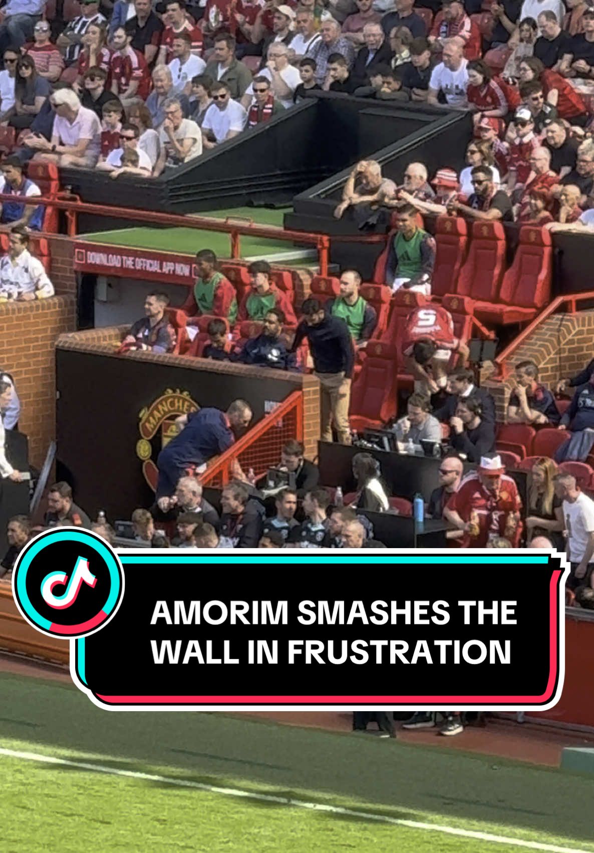 @Manchester United manager Reuben Amorim hits the wall in anger at the injury to Lenny Yoro so close to the @Europa League final #OldTrafford #ManUtd #WestHam #PremierLeague #Amorim #FYP #Viral #Trending 
