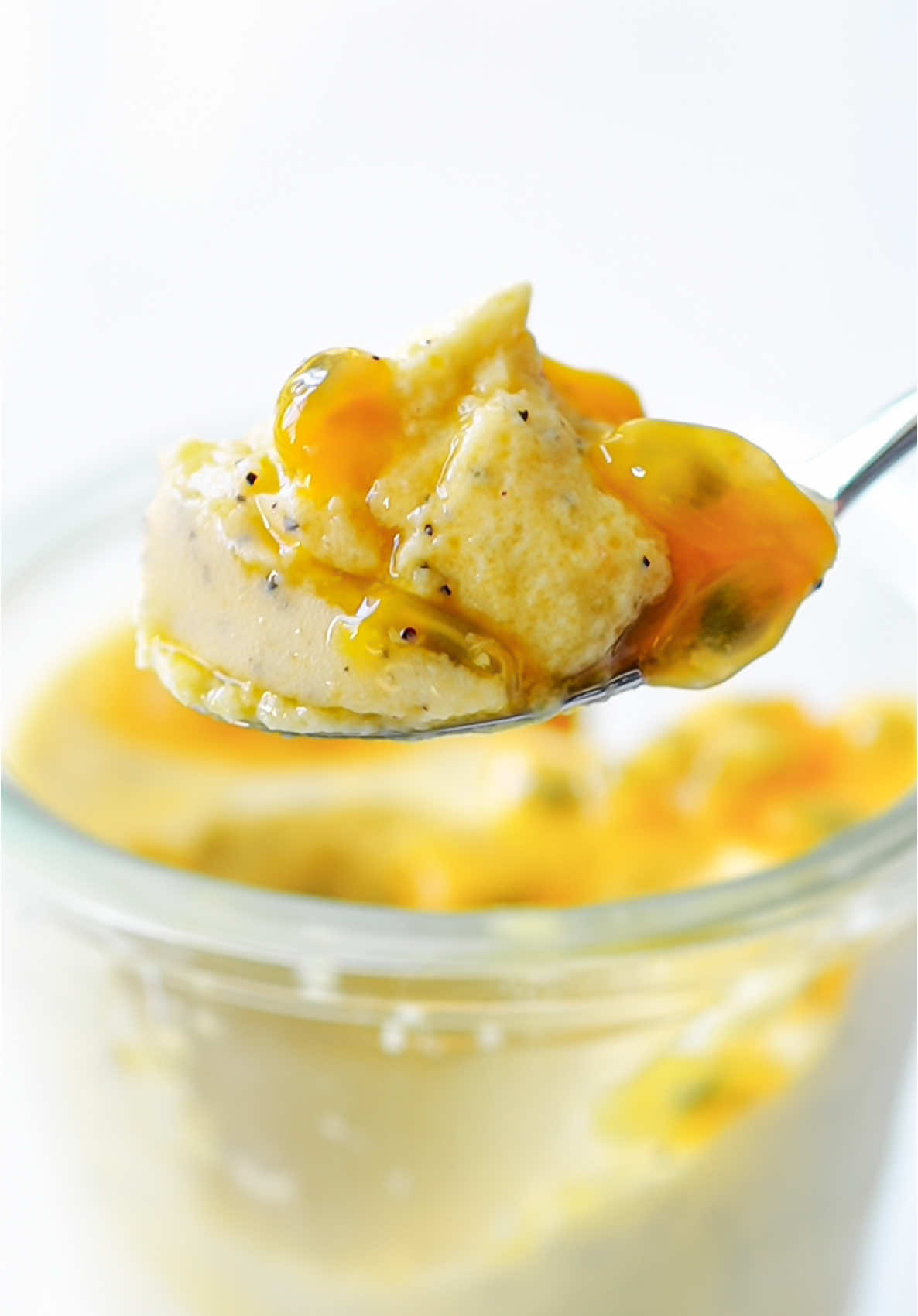 Mousse de Maracujá Fit (parece sobremesa de domingo, mas é o doce que vai salvar sua dieta).  Se você acha que não dá pra matar a vontade de doce e ainda bater sua meta de proteína, olha essa receita! É leve, gostosa e saudável  — perfeita pro pós-treino ou como um docinho saudável depois das refeições. 📌 Salva essa receita pra fazer no fim de semana 👯‍♀️ Marca aquele amigo que sempre pede “só uma colherzinha” 👉 Segue @bettoauge pra mais receitas saudáveis e práticas todos os dias! Ingredientes (2 porções) 2 potes de iogurte natural 2 doses de whey protein sabor baunilha 1 maracujá (pode usar a polpa) 1/2 sachê de gelatina incolor (hidratada conforme embalagem) Modo de preparo: Siga o passo a passo do video para preparar. Qual outra fruta que você acha que fica boa em forma de mousse? Comenta aqui 👇 #sobremesafit #moussedemaracuja #receitasaudavel #wheyprotein #docefit #alimentacaosaudavel #vidasaudavel #receitasfit #bettoauge #sobremesaproteica #docesaudavel #maracujafit #receitafacil #TikTokReceita