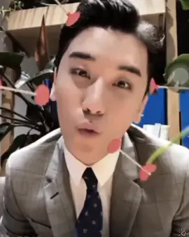 I can't remember the year... but my heart stayed in that live stream. Seungri’s live broadcasts always make me smile with those little details. That dog filter, floating hearts, and the scene where he was eating banana pudding... This video might seem ordinary, but for me, it's the sweetest corner of my heart. Seungri, you’re the light that never fades from my memory. Watching you wasn’t enough... I wanted to feel you. 💫 Seungri, you're not just a memory— you’re a part of me. ♾️🖤 #seungri  #bigbangot5forever #vvip  #bigbang #bigbangot5 🌟 #kpoplegend  #livemoment #kpop #flypシ @Ahsenn🐼 @𝐀𝐧𝐧𝐚 🐼 @TechnoSeungri @ajcudahwhcjsjsj 