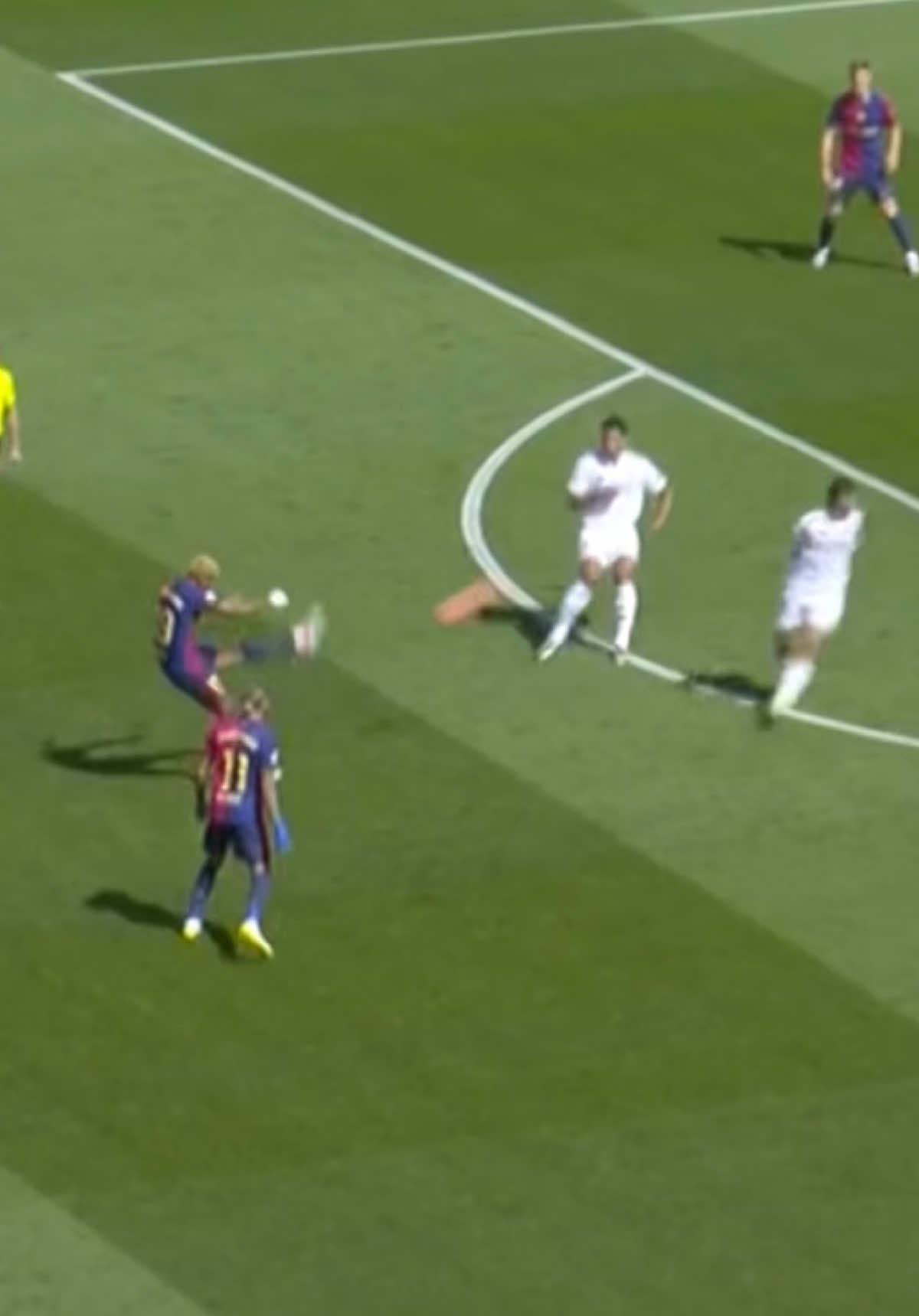 Lamine so close 😱😱 #fcbarcelona #laligahighlights #lamineyamal 
