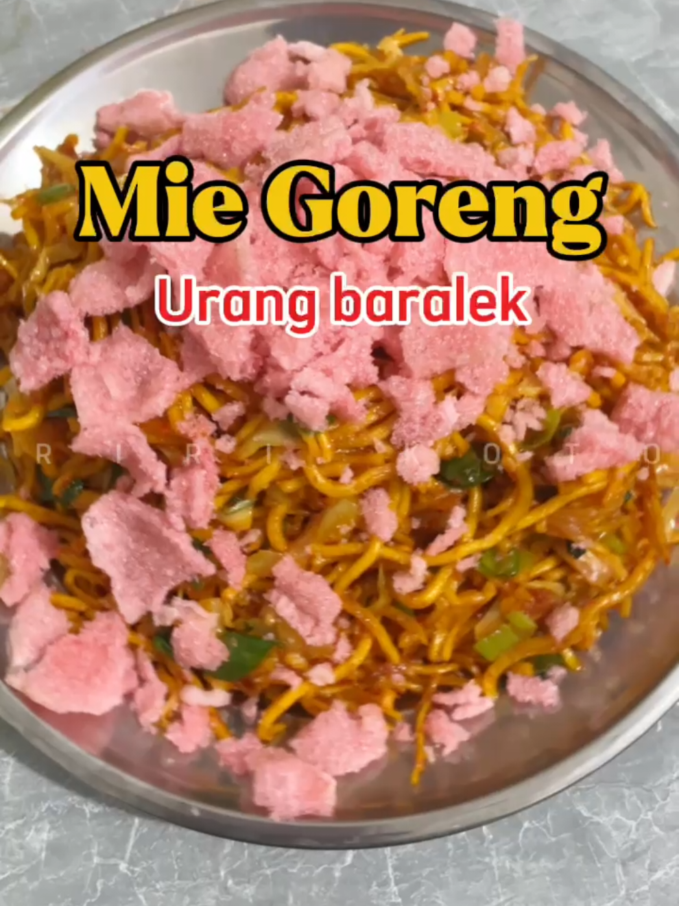 MIE GORENG yang paling dicari saat baralek di kampuang, BAHAN : - bawang merah - bawang putih - cabe giling - daun bawang & seledri - kol - mie kuning - ketumbar bubuk & garam - kerupuk merah #masakanrumahan #masakanpadang #masakanindonesia #masakanminang #miegoreng #miegorengpadang #miegorengkuning #masaksimple #fyp #masak 
