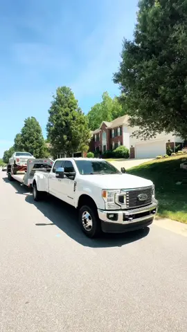 I saw an old pic of my 4g recently and realized how much I miss it, now I'm thinking of swapping this trailer space for a single cab 4g 👀 🤔 #explorer #load #strap #down #travelgram 