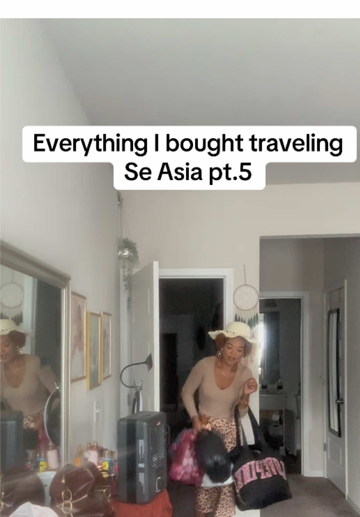 You meet the most generous people while traveling #travelgirls #shoppinghauls #generous #goodpeoplestillexist #meetmetiktok #CapCut 