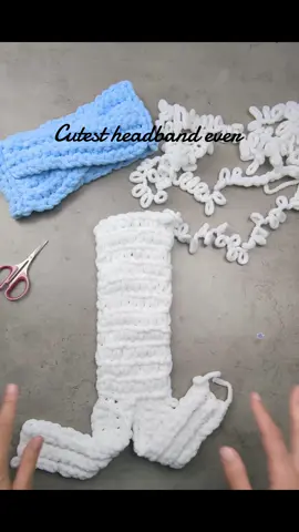 Wrapping up the final step of this fluffy headband with my little helpers by my side!🩷 #handknitting #alizepuffyfine #alizepuffy #pattern #handmadegifts 