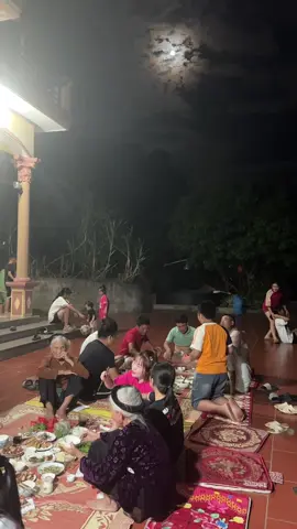 Hạnh phúc đơn giản là ngồi  cạnh những người mình yêu thương ,ăn nhưng bữa cơm gia đình tuy mộc mạc nhưng bình yên 🥰#binhyen#nhachaymoingay #đongque #fyp #nhacnaychillphet #chill 