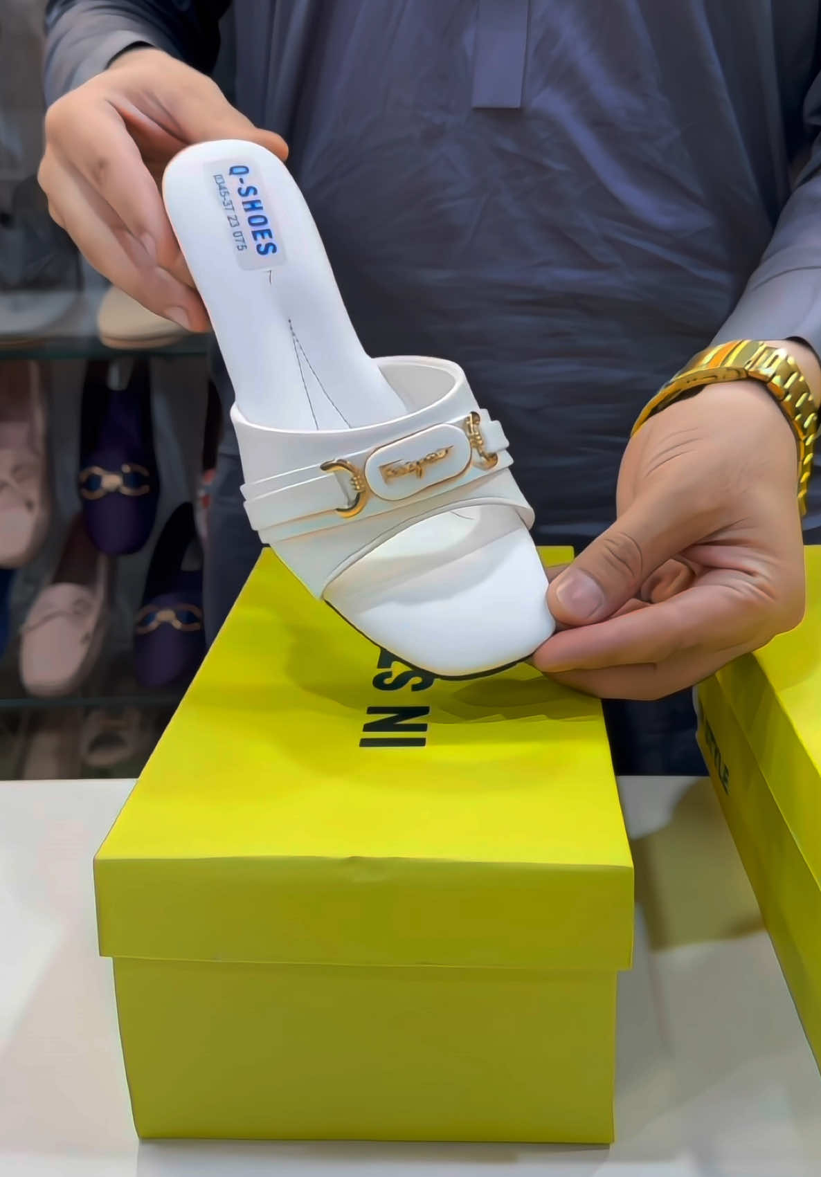 New arrivals 🥰@💫 SAMI ULLAH 💫 #qayoomboothouse #foryou #foryoupage #onlineshopping #fashionstyle #1m #qayum #shoes #matta #viralvideo #viralaccount 