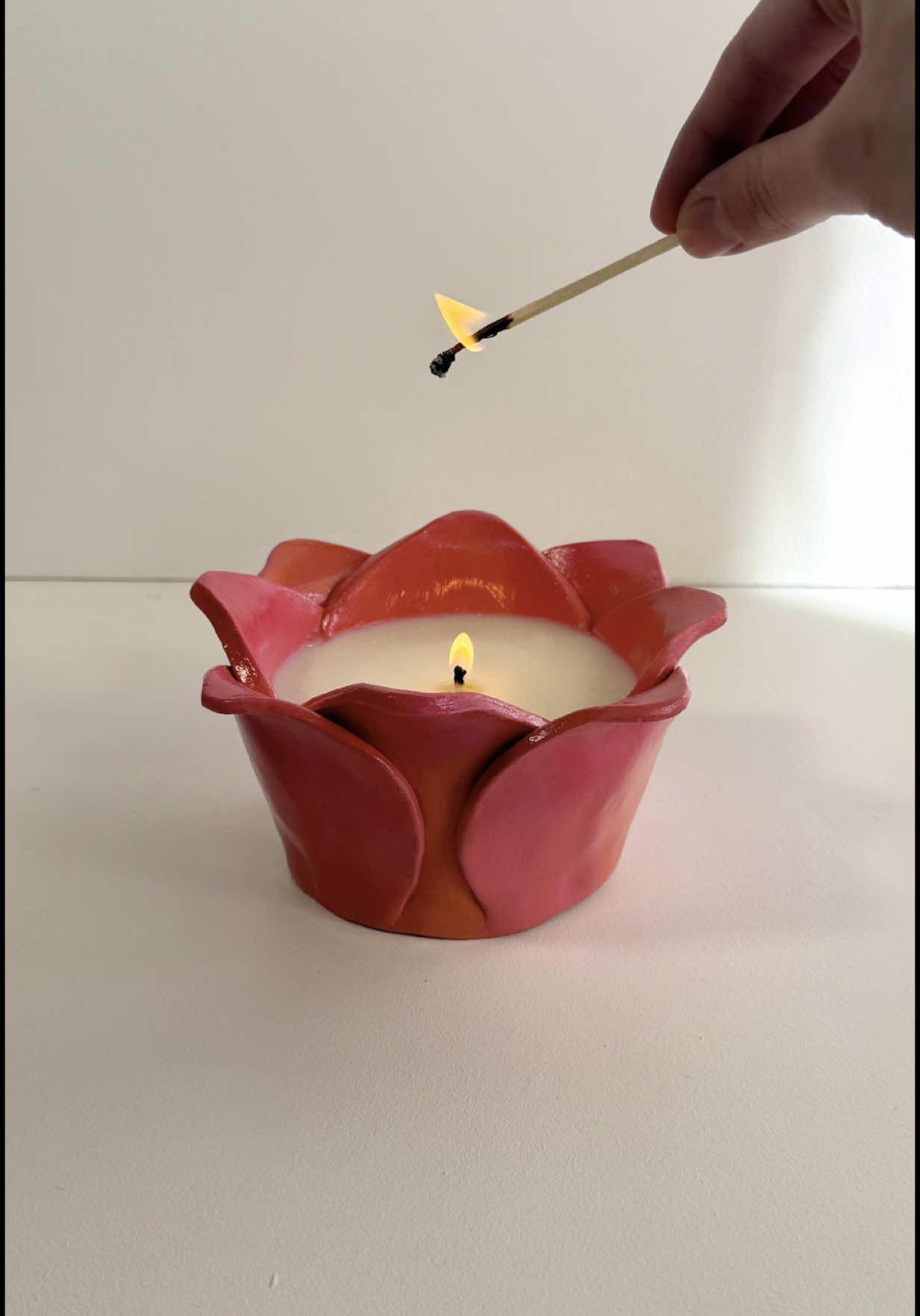 DIY flower candle 🌸🥹💓 Happy Mothers Day to all the lovely moms, stepmoms, grandmothers & mother figures celebrating today 💐✨#mothersday #giftideas #airdryclay #candlemaking #diycandle #pottery #spring #clayart