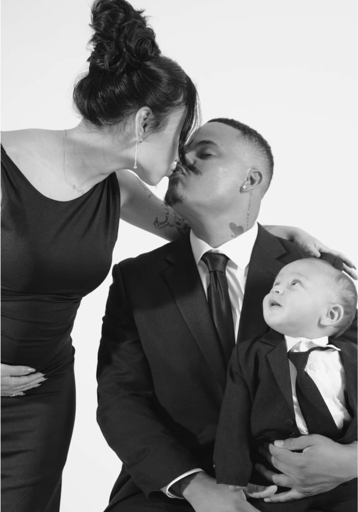 A second little love to warm our hearts this winter — arriving December 🎁🎄✨ #pregnant  Shot by: @JAZ 