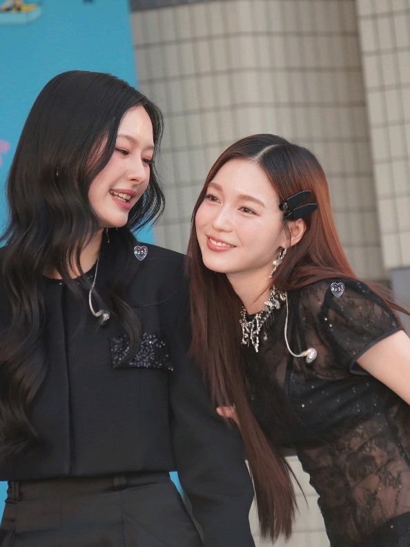 sengaja minjemin mic nya ke p'tay biar bisa nebeng sama p'miw nya🤭🧢 #milklove #loverrukk #panlyv #gmmtv #4u #fypage #fyp 