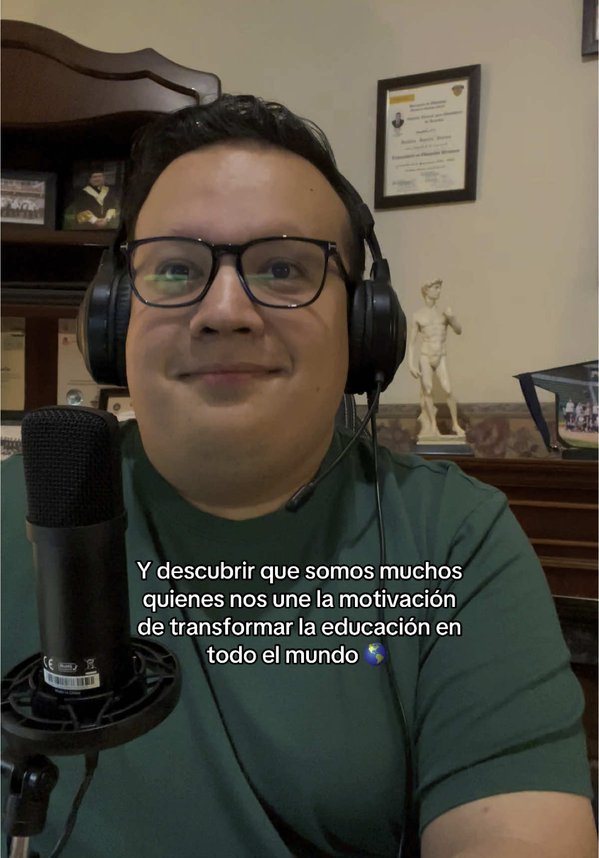Gracias vida por permitirme llegar acá 🧑🏻‍🏫✨ Muy pronto disponible el episodio con mi amigo @Jaume ARAM ⚡️ en su Podcast “El Aula Abierta” ¡Qué increíble charla! Compartiendo experiencias y puntos de vista al otro lado del charco 🌍 #elpofecharly #maestros #educacion #aprende #AprendeEnTikTok #docente 