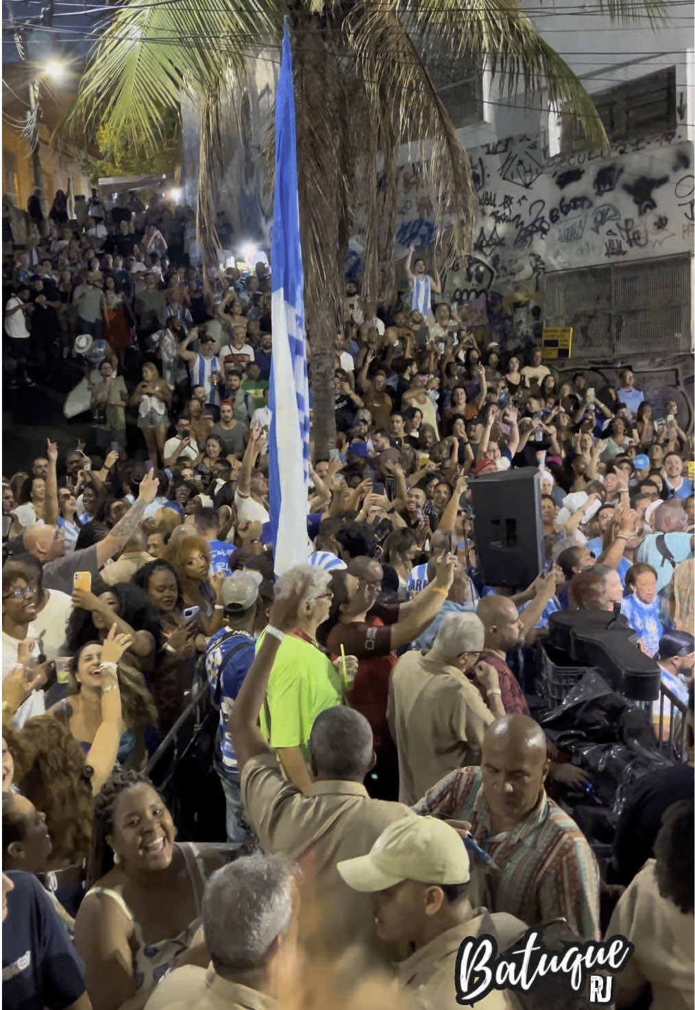 RODA DE SAMBA DA VILA ISABEL NA PEDRA DO SAL #samba #passistas #rj #vilaisabel #pedradosal #enredo #carnaval #heitordosprazeres #brasil #Pagode #rodadesamba #batuquerj 