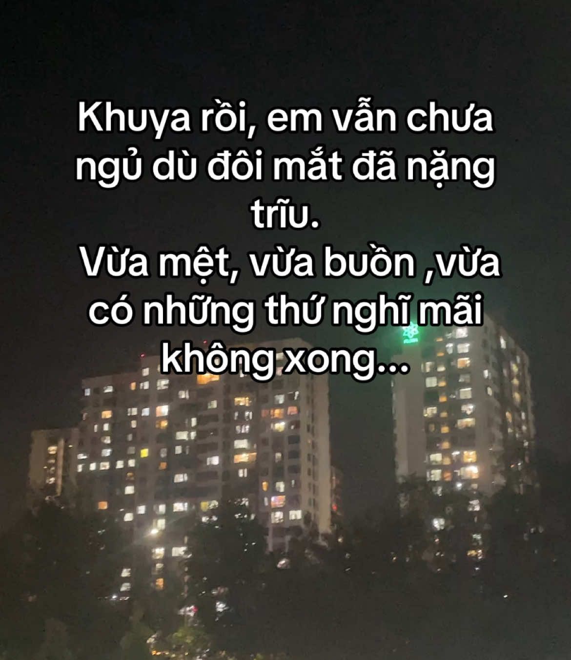 Khuya rồi, em vẫn chưa ngủ dù đôi mắt đã nặng trĩu. Có lẽ vì lòng chưa yên, nên giấc ngủ cũng chẳng thể nào tìm đến. Em mệt mỏi, nhưng chẳng thể dừng lại những suy nghĩ miên man. Buồn thì chẳng rõ vì điều gì cụ thể, chỉ biết là cảm giác trống rỗng cứ dày lên từng chút một. Có những chuyện tưởng như đã qua, nhưng lại lặng lẽ quay về vào lúc tâm hồn yếu mềm nhất. Em cứ nghĩ mãi, về những điều chưa có lời giải, về những người không còn ở bên, và cả những điều chẳng thể thay đổi… Giá mà lòng nhẹ hơn một chút, giá mà tim bớt nặng nề… có lẽ em đã có thể ngủ yên. #tamsu #motchutbuon #xh 