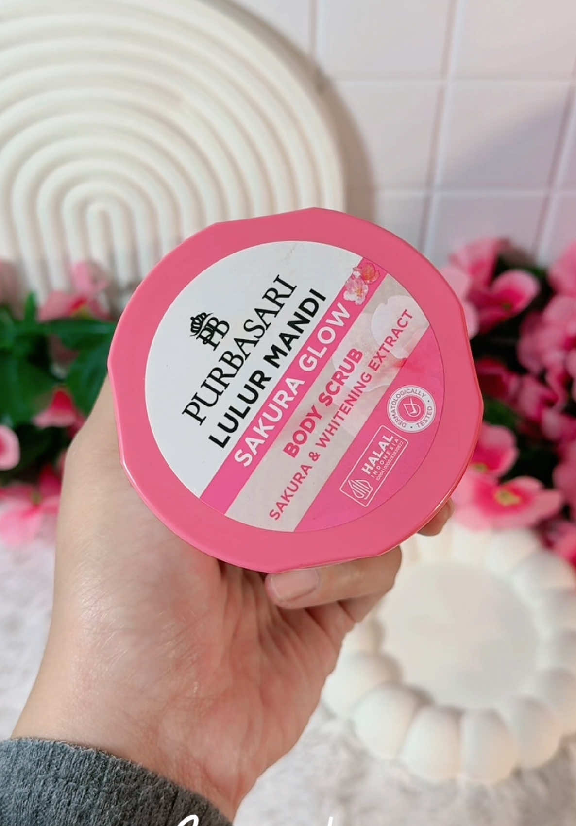 No more kulit kusam.  Saatnya upgrade ritual mandimu bareng Purbasari Lulur Mandi Sakura Glow 🌸 Scrub lembut, wangi manis, hasilnya nyata. #Purbasari #LulurMandi #SakuraGlow #BodyScrub #SelfCareRoutine #GlowingSkin  #PurbasariBodyScrub #LulurWangi  #KulitGlowing #ScrubRoutine #LulurLembut #CerahAlami #KulitSehat #SemuaBisaAffiliate  #SatuKontenTiapHari #FYP 