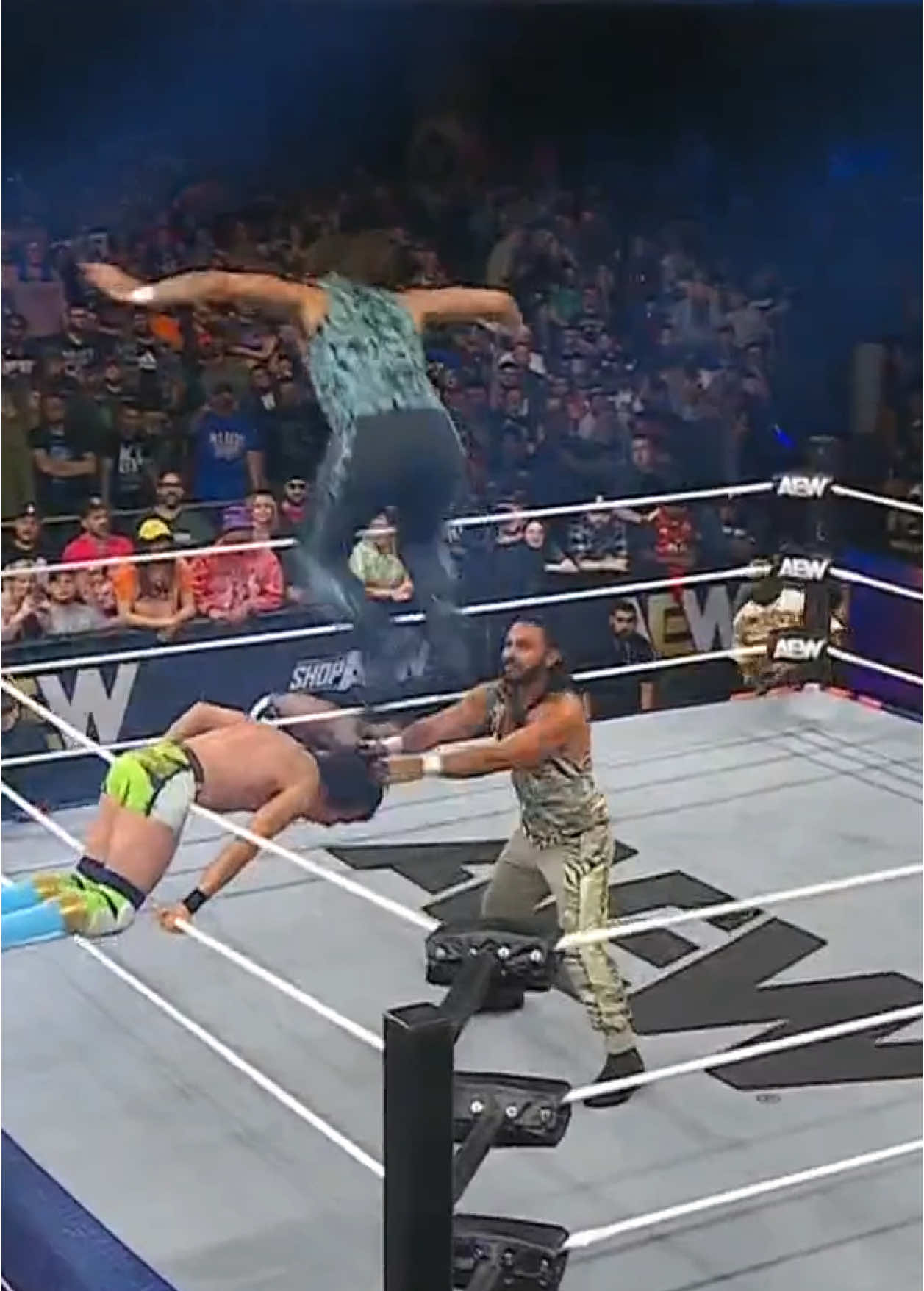 Smooth trios work by the Young Bucks & Ricochet during AEW Dynamite! #aew #aewdynamite #allelitewrestling #prowrestling #prowrestlingtiktok #youngbucks #ricochet #sportsonmax 