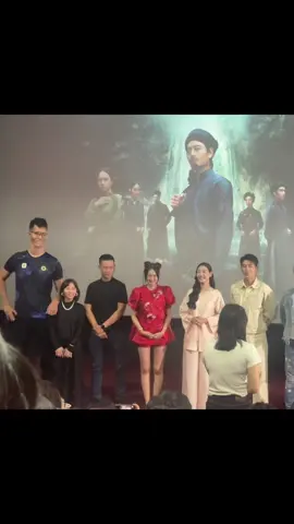 Bả đứng kế ổng bả như em bé vậy đó chời 😍😍#tínnguyễn #thamtukien #cinetourcantho