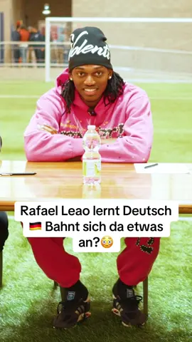 Rafael Leo lernt deutsch 🔥😳 #rafaelleao #mailand #acmailand #leao #portugal🇵🇹 #national #international #nationalteam #findthepro #international #seriaa #italien #italy #pro #wow #mega #krass #hammer #germany🇩🇪 #transfer #fyp #fy #fürdichpage #viral #tiktokviral #tiktokt 