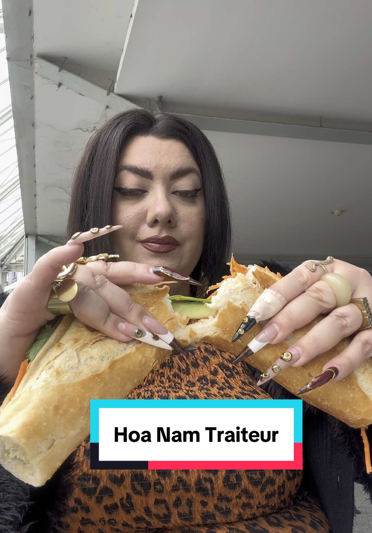 Juste avant de prendre mon train, j’ai fait un stop dans le quartier asiatique de Paris, pour découvrir les spécialités du traiteur Hoa Nam 🥟🍤 #tiktokfood #chinesefood #banhmi #parisfood #FoodTok *invitation