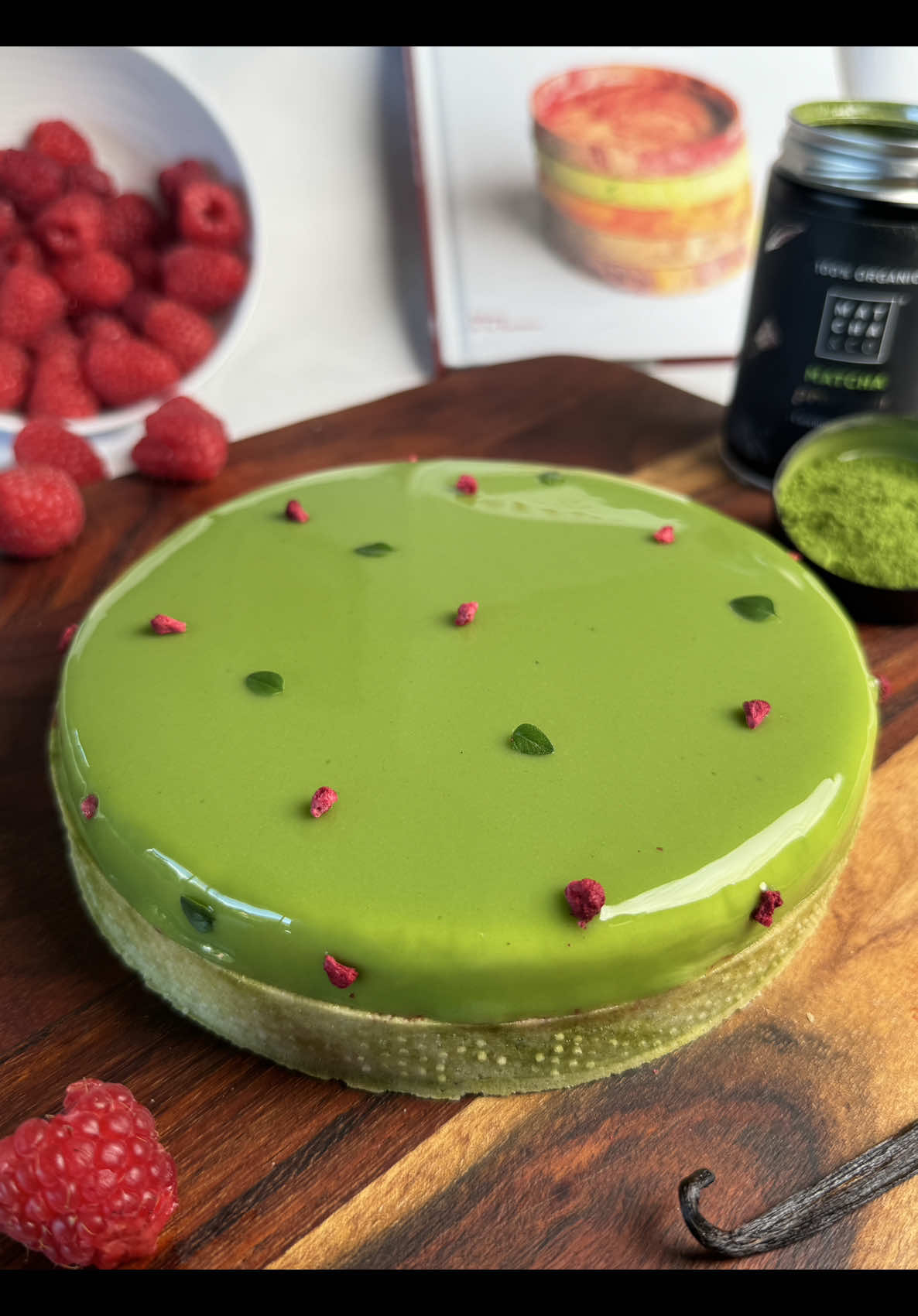 Tarte framboise matcha - Raspberry matcha tart 🍵  - Pâte sucrée matcha  - Crème d’amande matcha  - Compotée de framboise  - Ganache montée matcha  - Glaçage miroir matcha  - Matcha sweet pastry  - Matcha almond cream  - Raspberry compote  - Matcha mounted ganache  - Matcha mirror glaze Pour retrouver toutes mes recettes, rendez vous sur ma page Instagram (lien en bio)  To find all my recipes, visit my Instagram page (link in bio)  Matériel / Equipment : @Avenue Cuisine 🛒 -10% IRVIN10 Matcha :  @Matcha & CO  #patisserie #pastry #dessert #matcha #framboise #raspberry #dessert #tarte #tart #FoodLover 