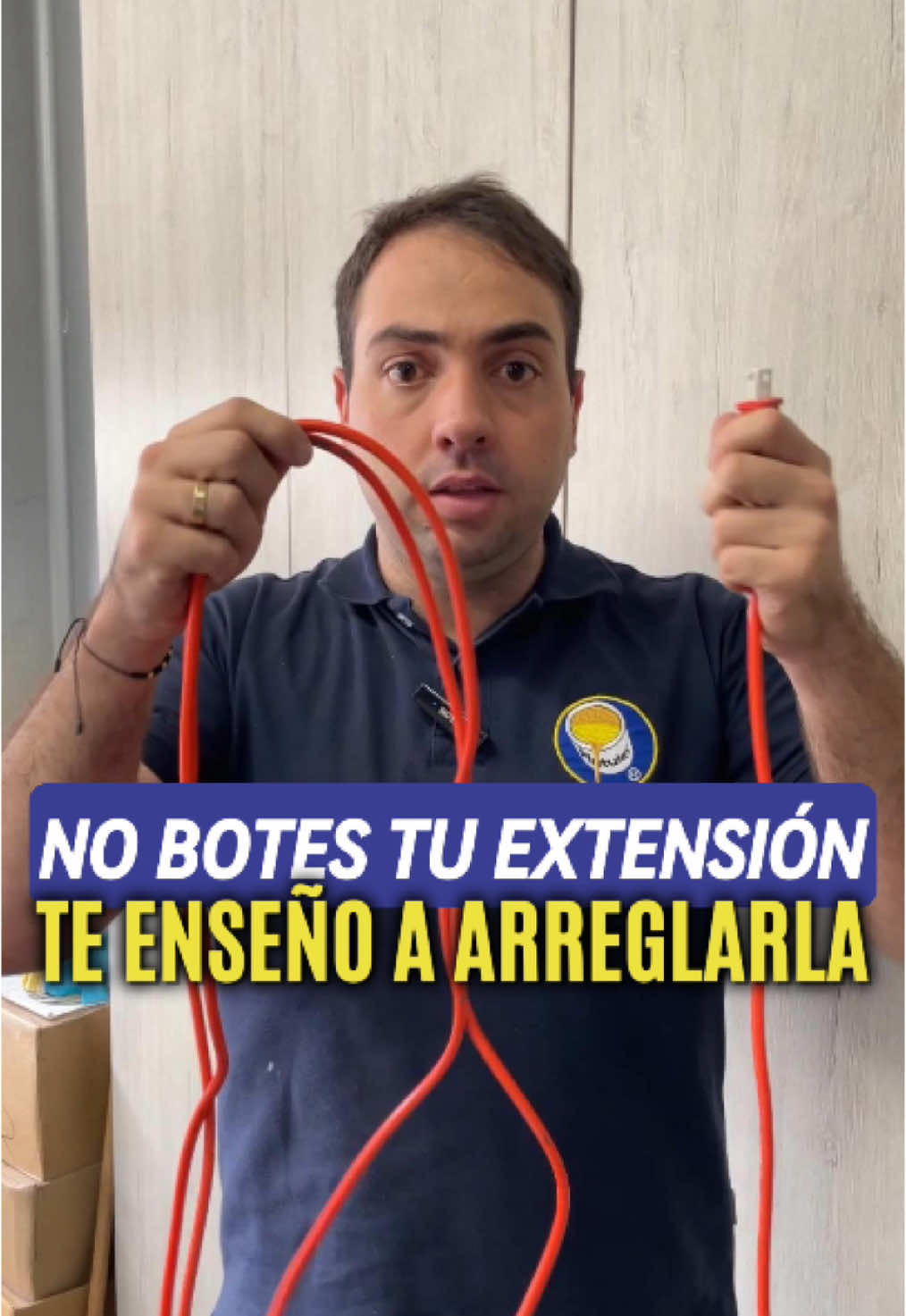 🔌 Normalmente cuando una extensión se daña es por alguno de sus extremos. 🚫 En este caso teníamos una extensión que dábamos por mala, pero le cambiamos el extremo donde está el toma y la recuperamos. ¿Tienes una extensión mala? Guarda este video para que la arregles! 😎 #electricidad #extension #energia #luz #alambre #corriente #tip 
