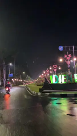 Masyallah naik motor muter2 malang vibesnya after rain🌜🥹✨ #malang#afterrain#rain#suasanamalang#exploremalan #jalanijenmalang #ijen #fyp #fypage#zyxbca