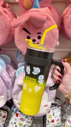 COPO ISOTÉRMICO DE AÇO COM TAMPA DE VEDAÇÃO CANUDO E ALÇA 1600ML BT21 AMARELO✨️💜 #copo #bt21 #Army #achadinhosdashopee #tiktokmefezcomprar #armybr #btsvoltamesquevem #BTS