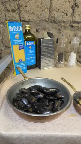 Spaghetti Zucchine cozze e fonduta di pecorino😍🤤#tradizione #totoepeppino #napoli #naples #foodporm #Love #cibo #foodporm #Love #cozze 