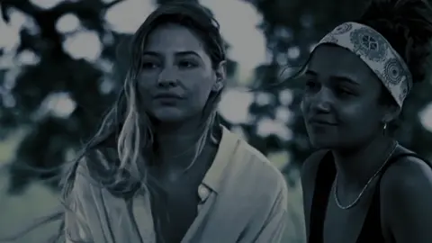 #DEDICATED - ♥︎ #KIARA & #SARAH !  .  .  .  𝟕 𝐌𝐄𝐒𝐄𝐒 ' @— ꯱αɾαհ' !¡  — OIOI MIH!! tudo bem? vou te falar bastante sobre a nossa amizade, mais quero dizer que não consigo escrever textos tão grandes, mais minhas palavras que deixo aqui, são todas do meu 𝗰𝗼𝗿𝗮𝗰̧𝗮̃𝗼.  você é uma das amizades mais queridas e carinhosas que já tive, sério, nunca me arrependi de criar um rpg, pois você fez diferente. me mostrou que a amizade que muitos sonham em ter não é difícil de encontrar, é só você se esforçar e encontrar e eu encontrei você.  agradeço por ser como uma irmã pra mim, mesmo que mais nova, sendo sempre a minha bebêzinha, você me aconselha bastante quando preciso, você é uma amizade preciosa pra mim, e desejo até mesmo que cresça mto mais que eu mesma.  você me mostrou que cada 