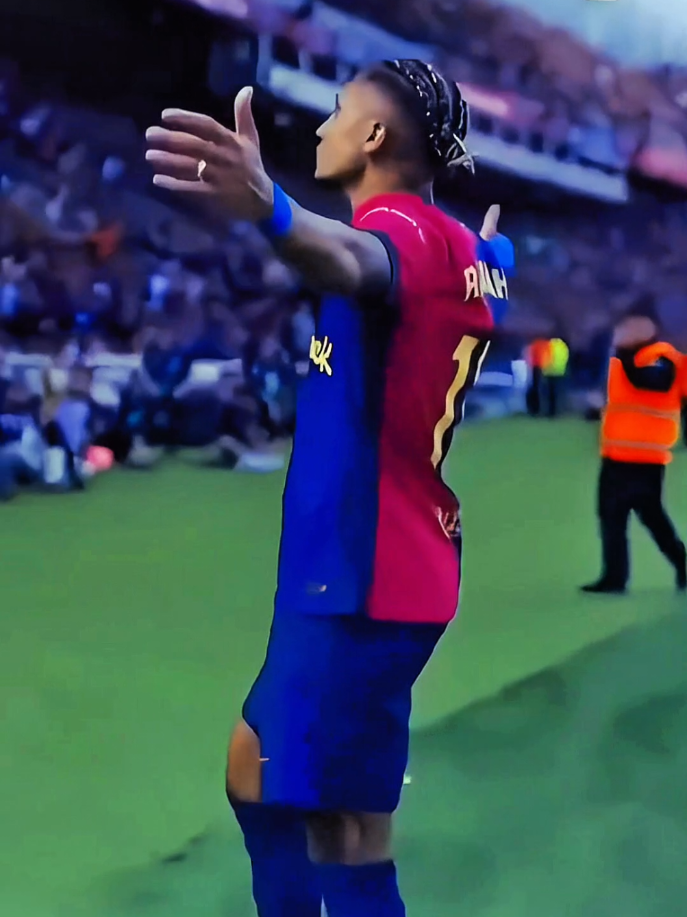 رافينيا يسجل الهدف الرابع لبرشلونة وهدفه الشخصي الثاني في المباراة!  نتيجة كبيرة للفريق الكاتالوني. #الدوري_الاسباني  #الكلاسيكو  | #برشلونه_ريال_مدريد  | #كلاسيكو_الارض #ELCLÁSICO | #Barcelona | #RealMadrid | #laliga 