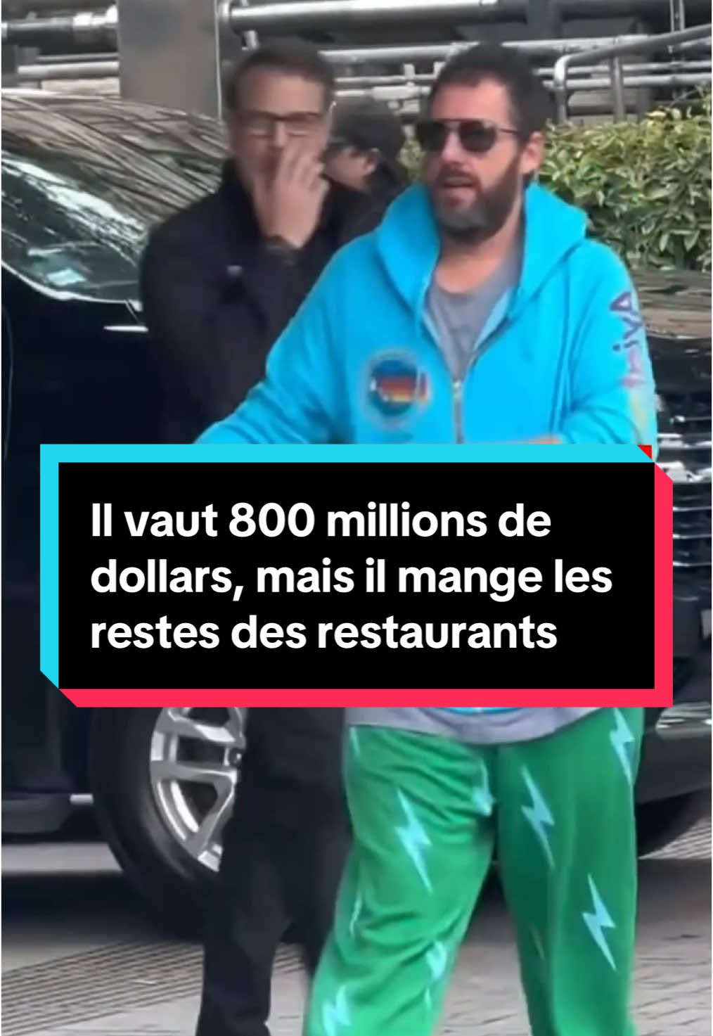 Il vaut 800 millions de dollars, mais il mange les restes des restaurants. Voici Adam Sandler