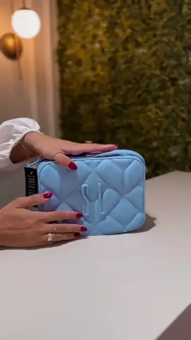 BOLSA SL  POR APENAS 25,90 💢 Toda em PVC 💢 Detalhes em metal dourado 💢 Zíper 💢puxador em alto relevo escrito santa Lolla 🔹 Saquinho de TNT personalizado igual a foto  ✅22,0 cm de comprimento  ✅16,0 cm de altura  ✅9,0 cm de largura  ✅130 cm de alça