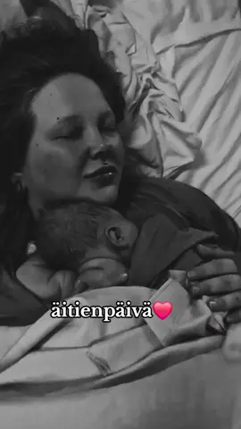 Hyvää äitienpäivää kaikille❤️ meidän ensimmäinen äitienpäivä ja samalla tytsyn 10kk päivä☀️❤️