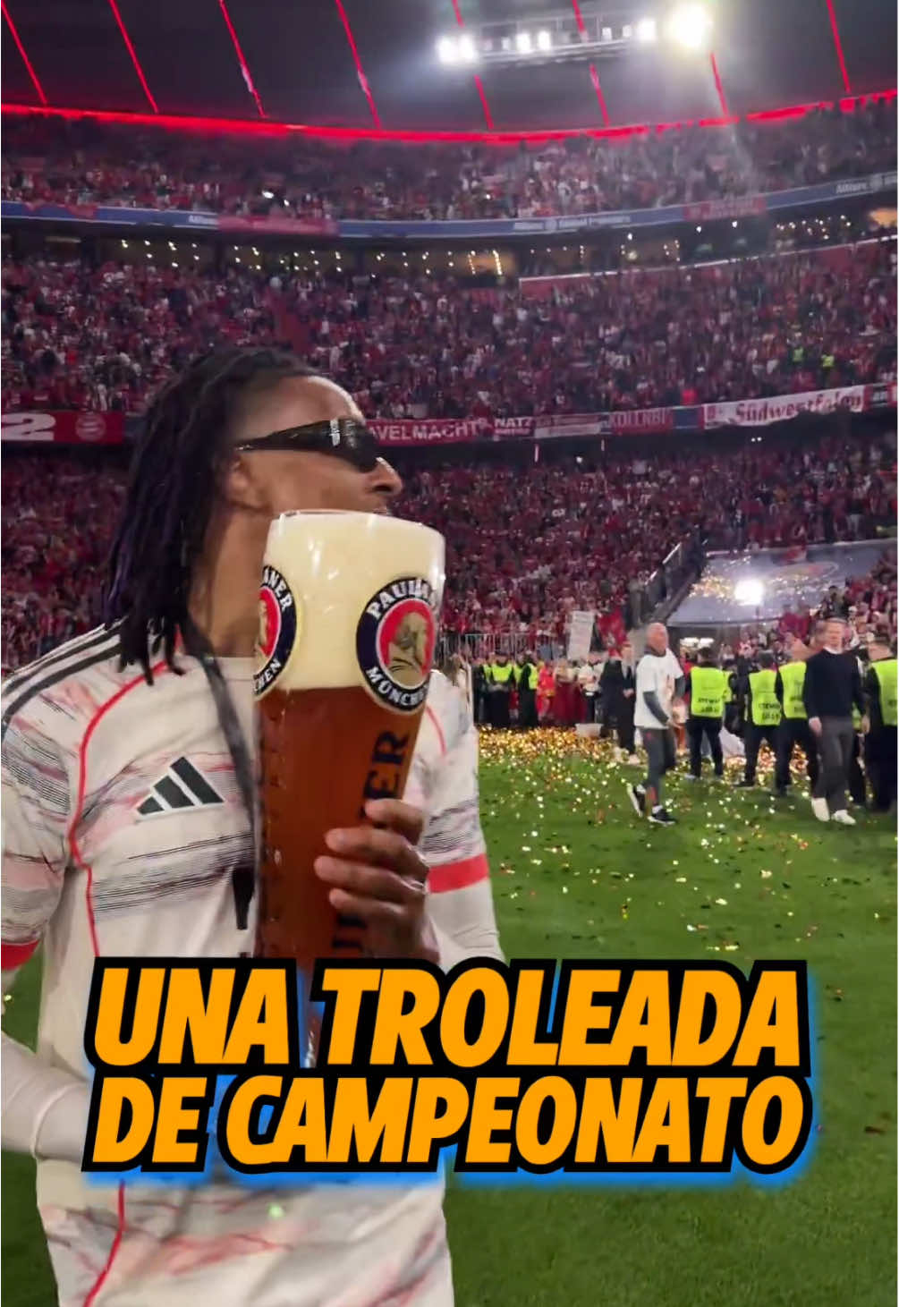 🤪 ¡Una TROLEADA de CAMPEONATO! #Bundesliga  🤣 Olise decidió vaciar su jarra de cerveza sobre Musiala... ¡y ojo a cómo lo logró! #tiktokfootballacademy #deportesentiktok #elchiringuitotv 
