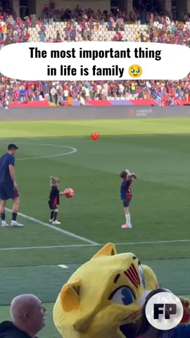 Robert Lewandowski playing on the pitch with his daughters after Barcelona's El Clásico win 🥹❤️ 🎥 @annalewandowska  #lewandowski #robertlewandowski #ElClasico #elclásico #fcbarcelona #barça #barcelonafans #barcelona #blaugranaarmy #blaugrana #laliga #primeradivision #primeradivisión #cúlers #cúler #culers #futbolfans #futbol #fútbol #footballfans 