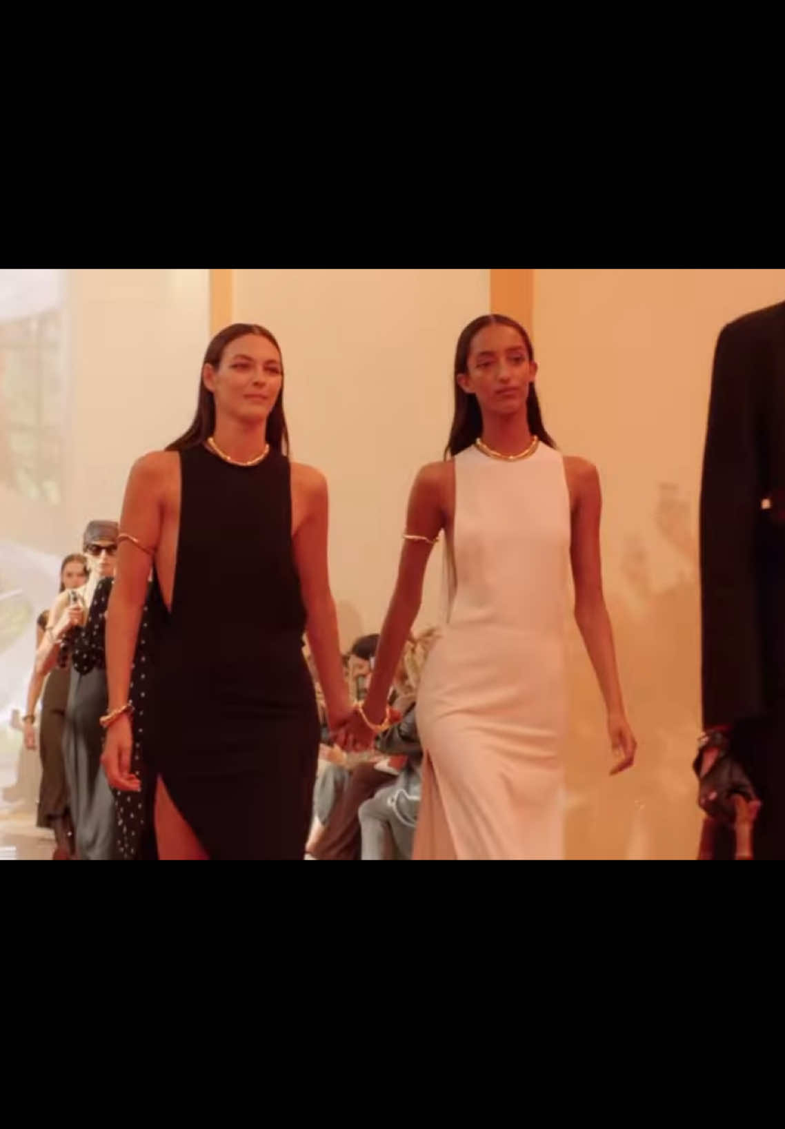 Gucci Spring/Summer 2025 #gucci #spring #Summer #2025 #lolibahia #catwalk #fashion #model #walk #fyp #show #horsewalk #paparazzi #flash #brazil #yasmeenghauri #giselebundchen #repost #viral #aura #Flashback 