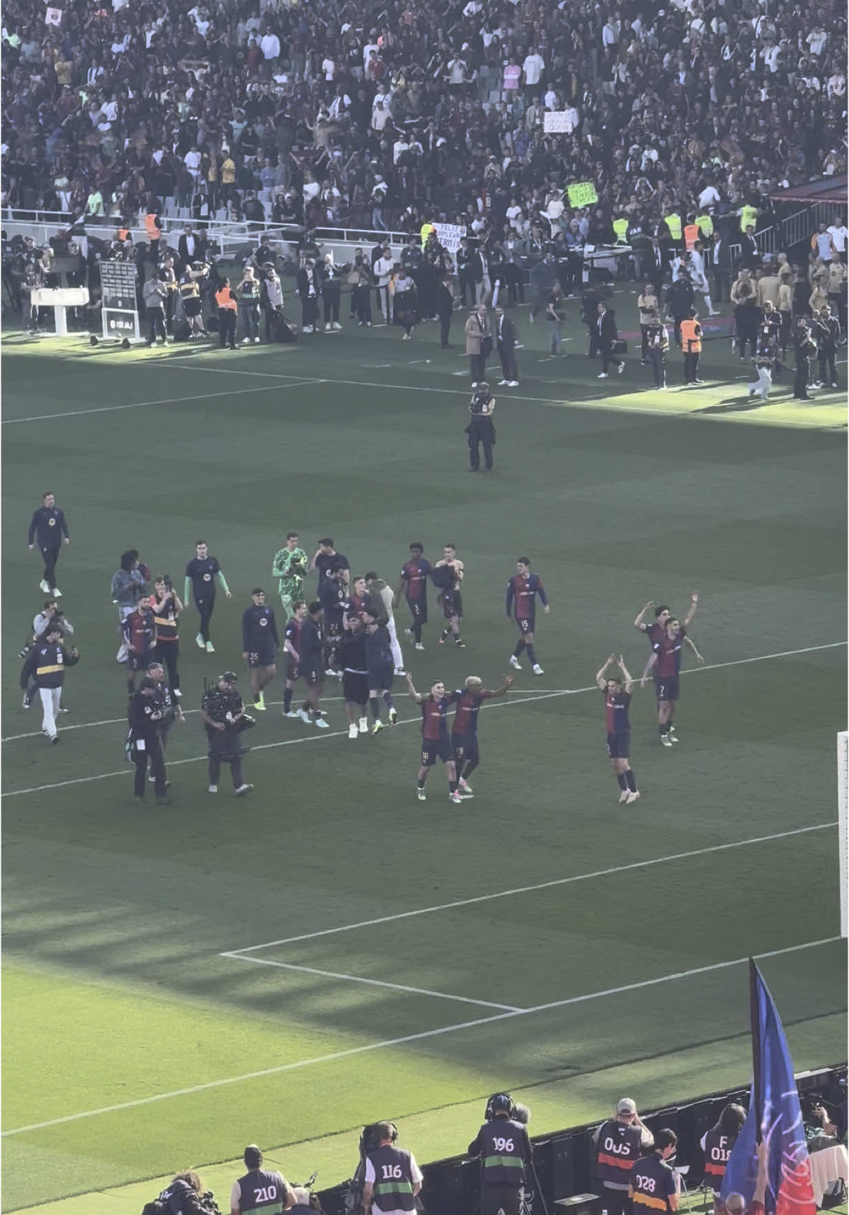 El Futbol Club Barcelona celebrando su triunfo en El Clásico de La Liga frente al Madrid con un Barça 4-3 Real Madrid #barcelona #realmadrid #lamineyamal #laliga #ElClasico 