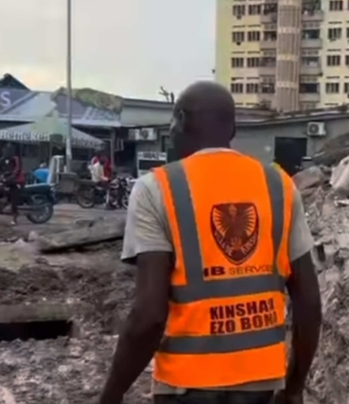 DÉMOLITION DE CONSTRUCTION 🏗️ ANARCHIQUE À KINSHASA.  #fyp #kinshasa🇨🇩 #mboka_elengi🇨🇩😂😂 #congolesetiktok #mentalité #bordélique #demolition #congolaise🇨🇩 #🇨🇩 #kinshasa🇨🇩 #kinlabelle 