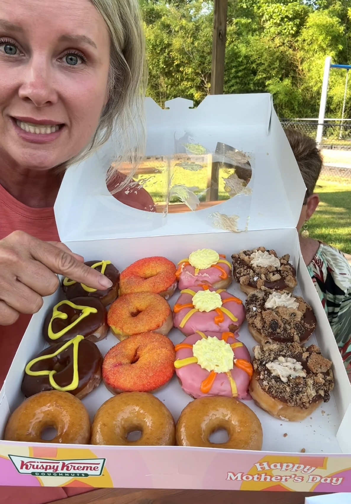 HAPPY MOTHER’S DAY 💐💕 I hope everyone has an amazing day 😃#tastetestsunday #krispykreme #donuts #mothersday 