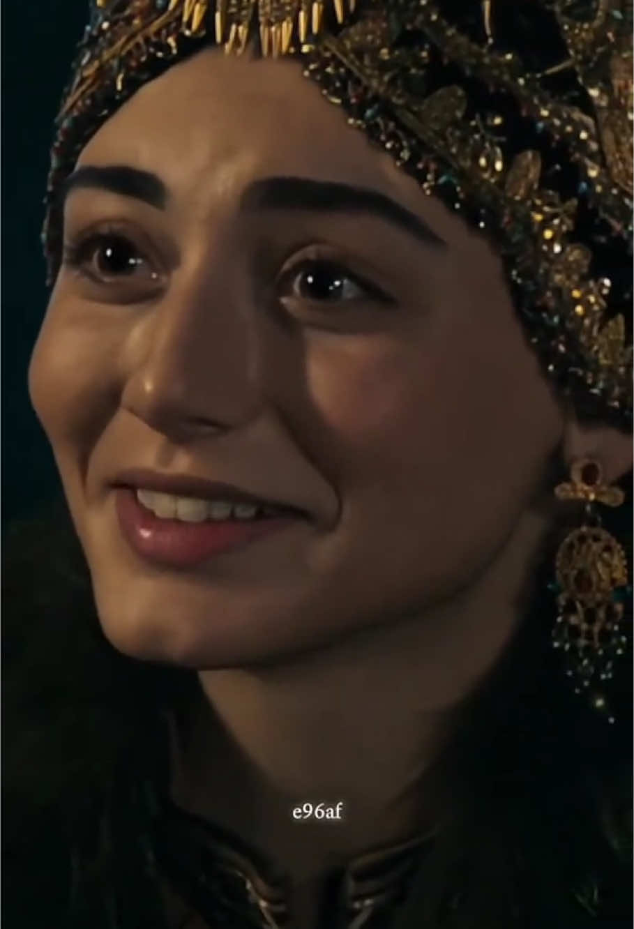 الكونُ عيناكيِ لا شمسُن ولا قمرُ🤍🙈