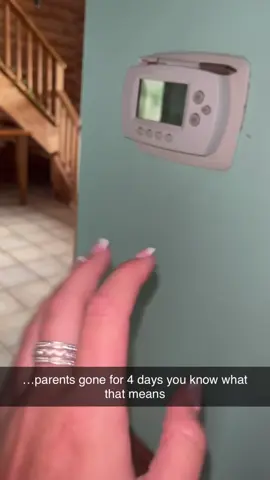 Funny daughter 😂. #donttouchthethermostat 