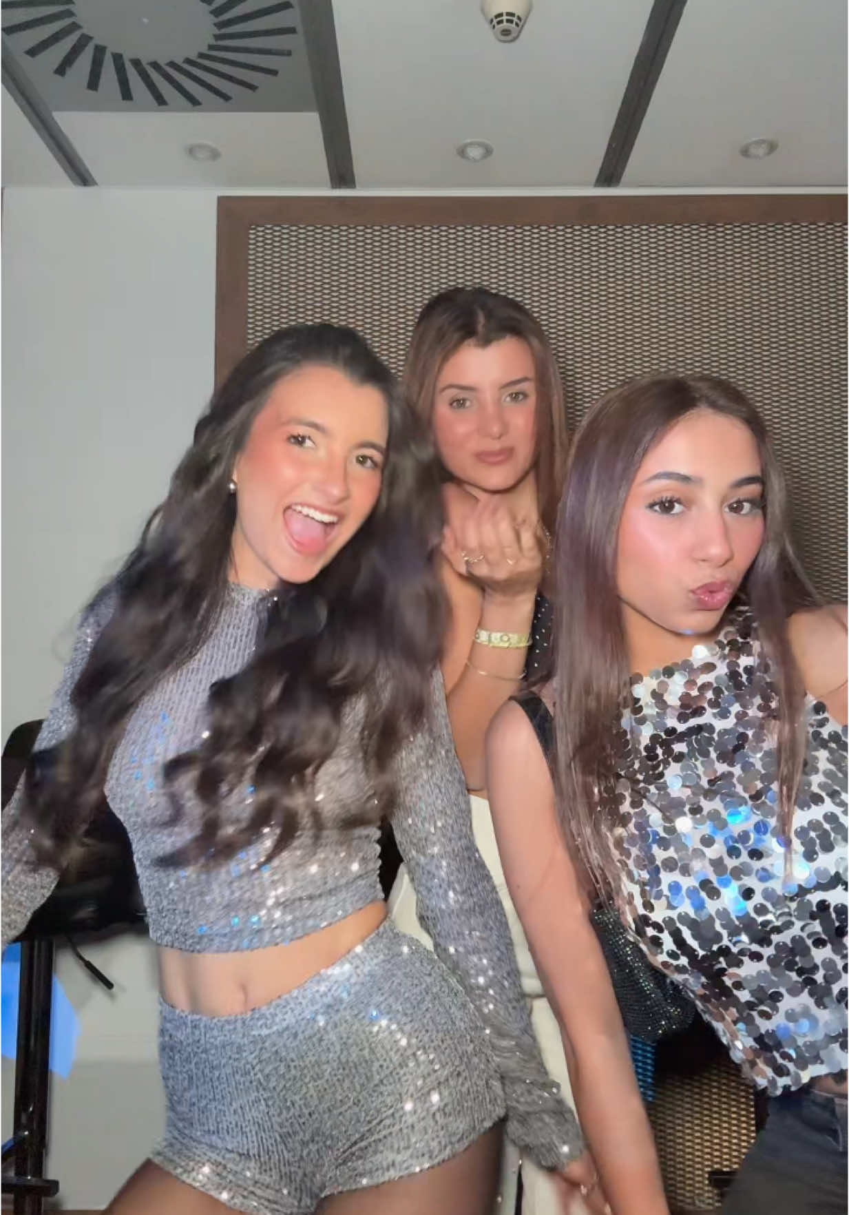 DUA LIPAAAA w/ @Maybelline NY ❤️‍🔥❤️‍🔥❤️‍🔥 @Iara Lourenço @Margarida Antunes  #radicaloptimismtour #dualipa #madrid #maybelline #concerto #outfit ##DuaLipaComMaybelline #maybellineportugal 