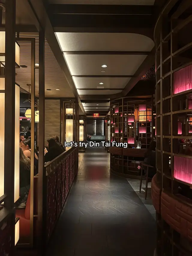 I loveeee soup dumplings so I was super excited to try this place! While there were a few hits, there were also a lot of misses. There’s a ton of other great soup dumpling places I would pick over this, my favorite in Manhattan is Nan Xiang Xiao Long Bao. Unforntely don’t think I’ll be coming back here next time I’m craving soup dumplings. #nyceats #RestaurantReview #nycfoodie #soupdumplings #dintaifung #nycrestaurants 