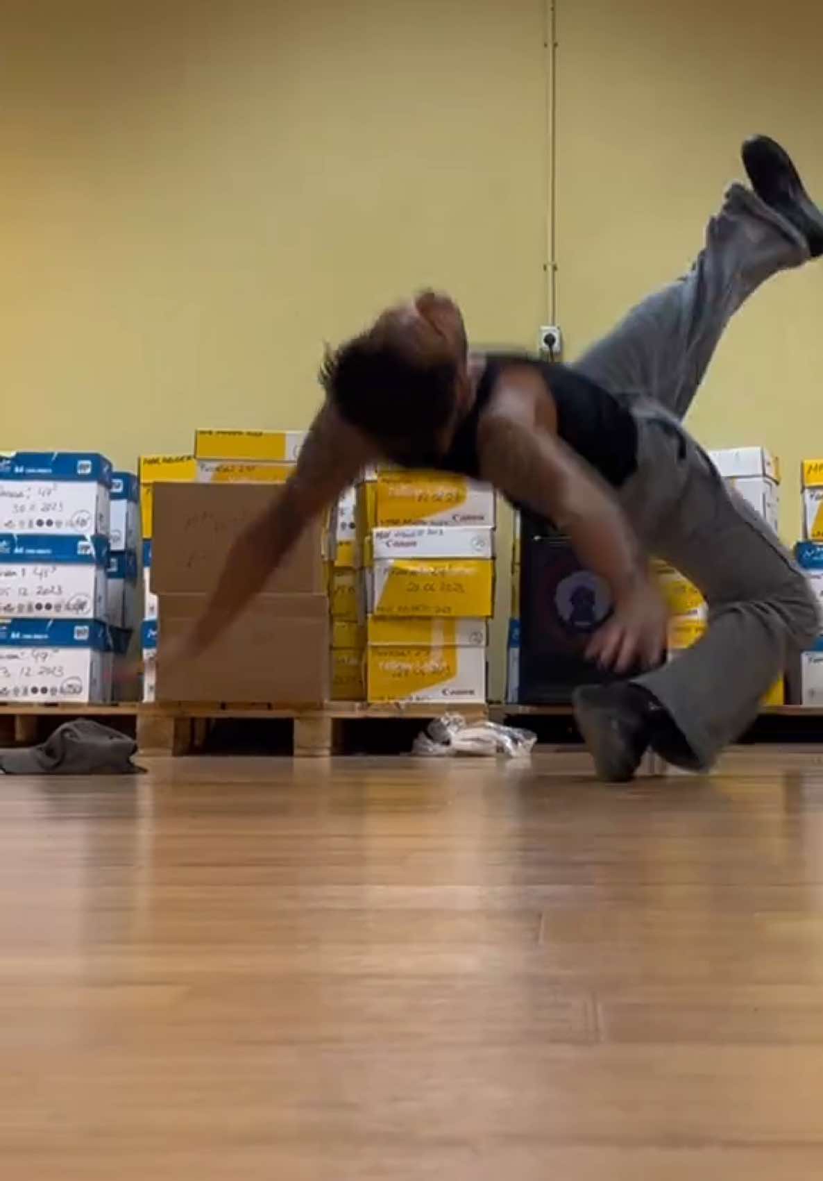 GNARLY 🙌🏾 @KATSEYE  #FYP #fy #freestyle #voguing #gnarly #katseye #handsperformance #catwalk #duckwalk #dip #vogue #dancetok #dancer #dance #entertainment #manonkatseye #larakatseye #viralvideos 