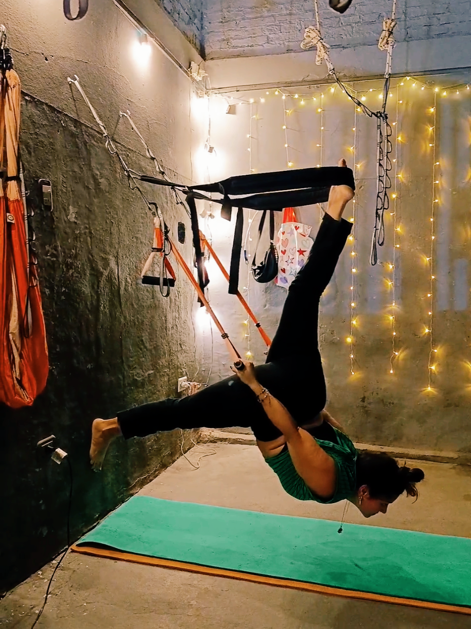 Una clase entera en segundos ⏱️  *Precalentamiento ✅ *Secuencia principiante ✅  *Secuencia Intermedia ✅ *Secuencia avanzada ✅ Te animas a probar todas las secuencias?  Sumate!!! Arrancamos desde cero 💪🏻 #aerial  #aeroyogamar  #aerofit  #aeroyoga  #aero  #aeroflow  #aeroyogaoficial  #aerialfitness  #aeropilates  #aerofitness 