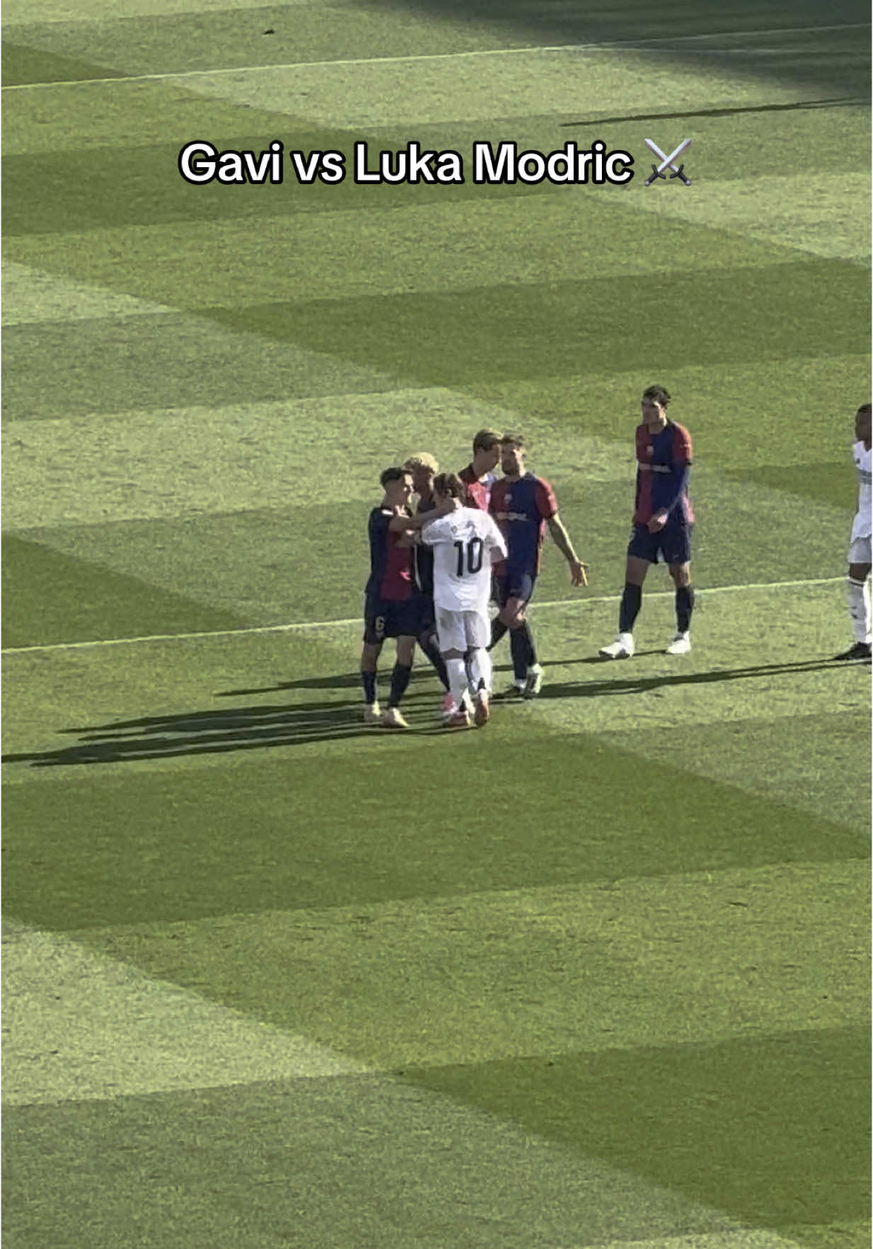 Gavi se encara con Luka Modric amistosamente en El Clásico de La Liga Barcelona 4-3 Real Madrid #barcelona #gavi #realmadrid #modric #laliga 