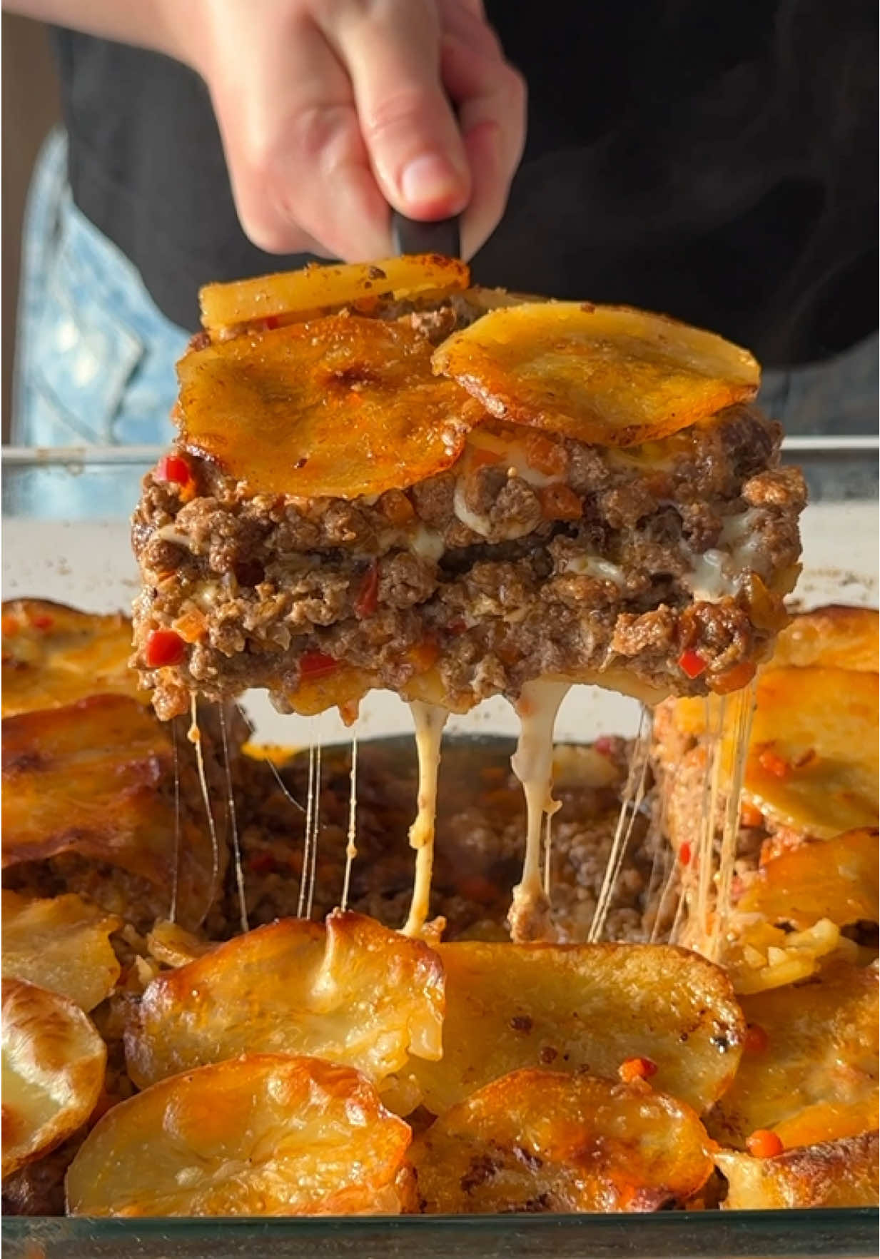 PASTEL DE MILHOJAS DE PAPA: La combinación de dos favoritos 🥔🥩  • Soy fan del milhojas y del pastel de papa, así que por eso hoy decidí fusionar estos dos clásicos en uno solo ¿Cómo? Al típico puré del pastel, lo cambie por las rebanadas del milhojas. Riquísimo 🫶 • Ingredientes: - Papas 🥔  - Queso Cremón Doble Crema @laserenisimaok 🧀  - Crema para Cocinar - Carne picada 🥩  - Cebolla 🧅  - Zanahoria 🥕  - Morrón 🫑  - Sal y pimienta 🧂  - Pimentón - Puré de tomate 🥫  - Huevos 🥚  - Queso Finlandia @Finlandia Arg  • Y lo más importante, un buen queso, porque no hay pastel o milhojas de papa sin un cheese pull tentador. Yo usé el Cremón Doble Crema de La Serenísima que se derrite bárbaro en el horno 🧀 • Acordate de ponerle el papel aluminio para que se cocinen bien las papas y ya está! Ya no tenés que elegir cuál cocinar! ❤ • #Receta #queso #carne #cheese 