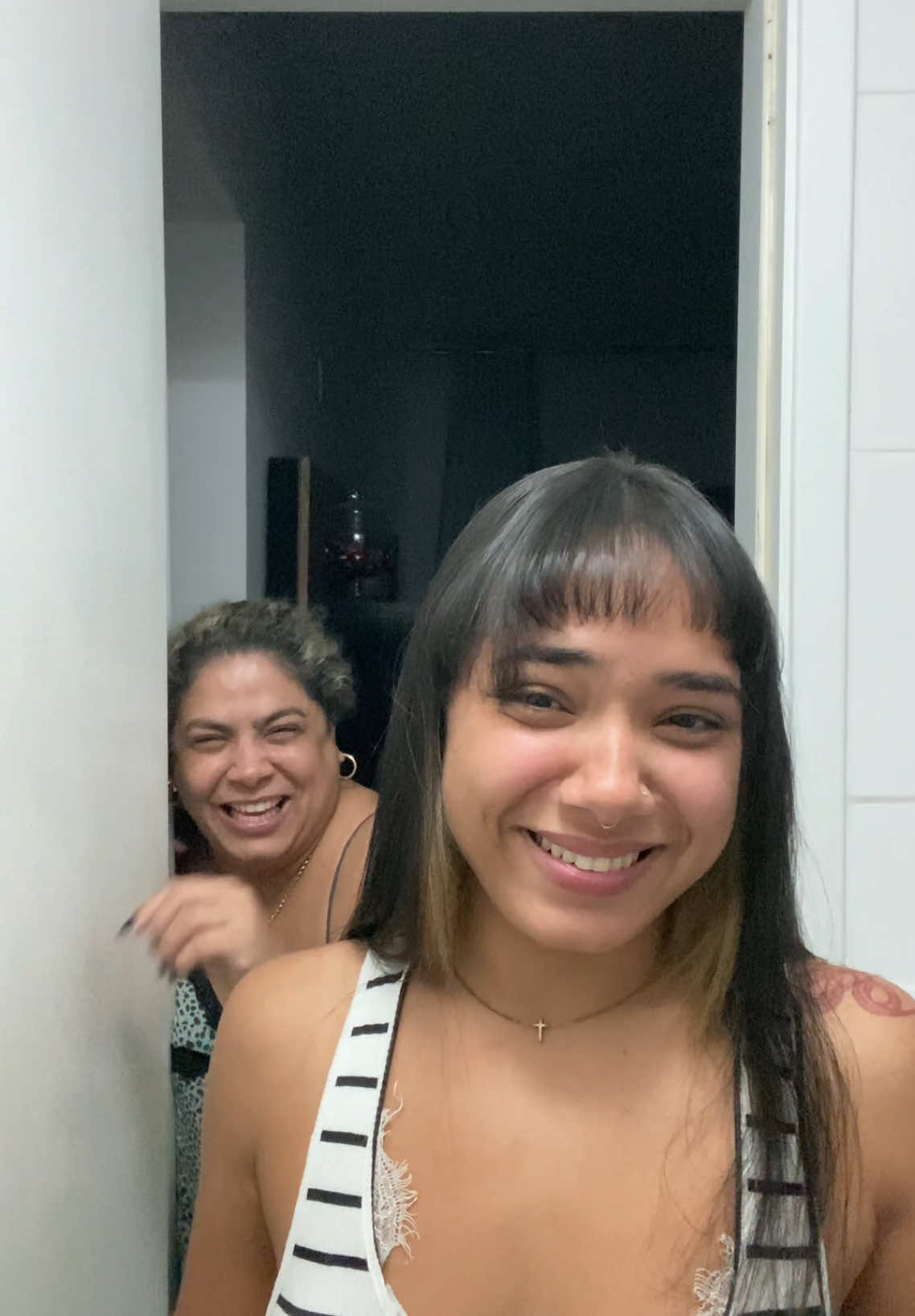 Feliz dia das mães kkkkkkkkk não vou parar de fzr besteira mesmo tendo 22 anos cortando a franja sozinha em casa #fy #meme #foryoupage #fyp 